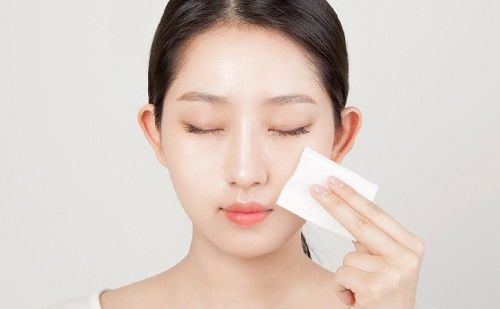 Sử dụng giấy thấm dầu để test xem chất da của bạn là gì toner cho da dầu mụn