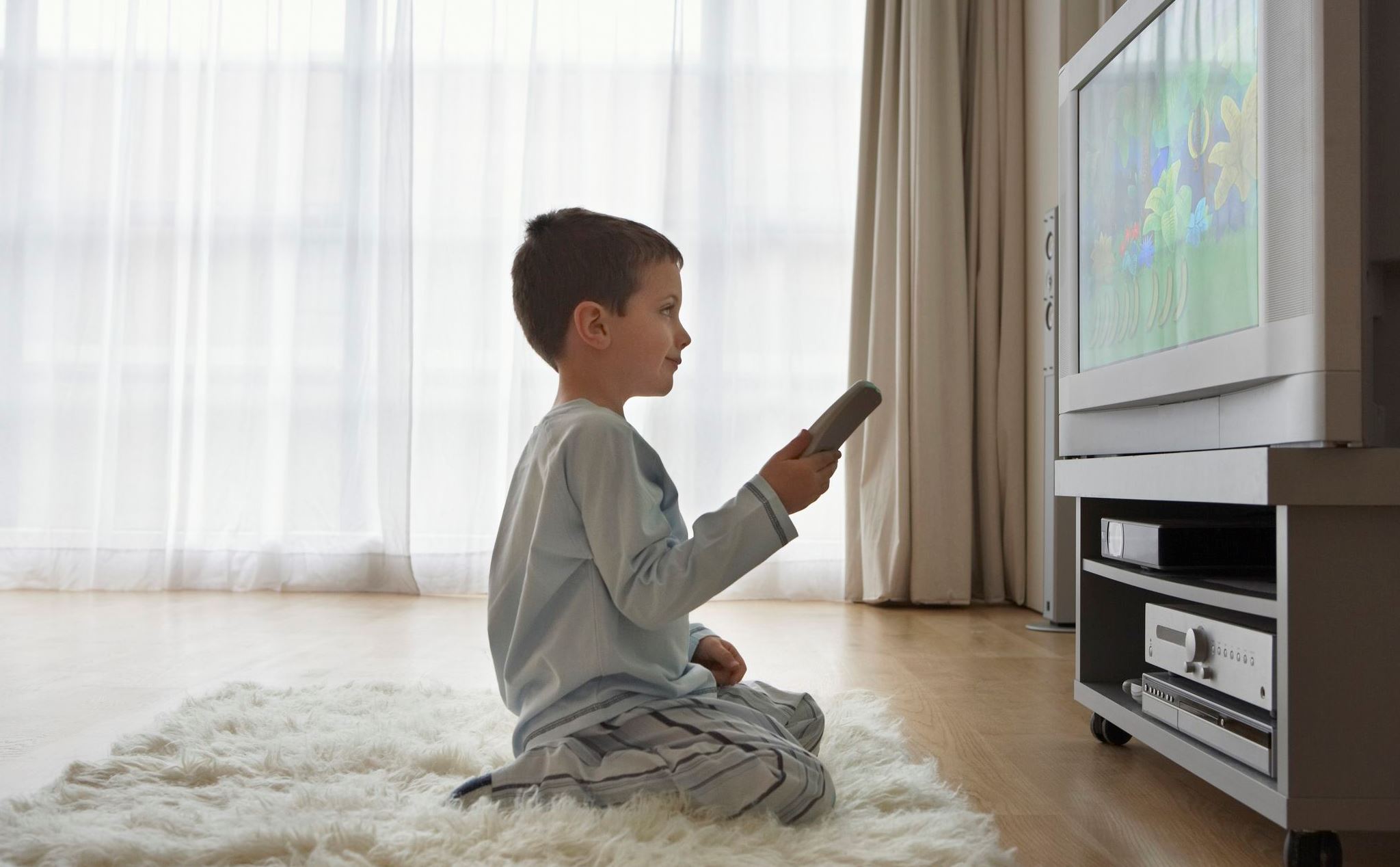 Trẻ em có thói quen xem ti vi và sử dụng điện thoại không ngừng nếu không có sự can thiệp của phụ huynh