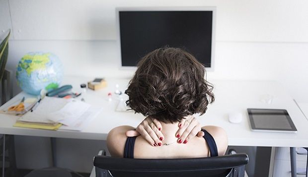 Ngồi lâu khiến máu kém lưu thông tại vùng đốt sống cổ dần dần dẫn đến thoái hóa và vẹo đốt sống cổ.