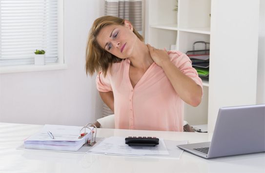 Tình trạng đau mỏi vai gáy cũng thường xuyên xảy ra đối với những người làm việc văn phòng.